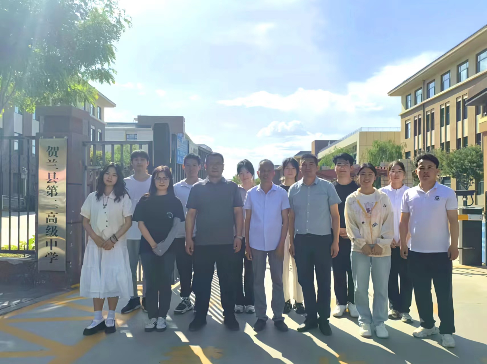 bat365中文官方网站资助政策宣讲小组与贺兰县教育体育局老师合影