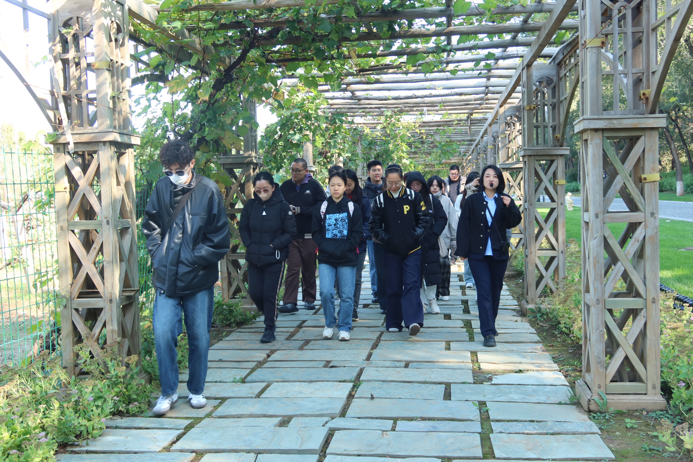 2-师生参观园区.JPG